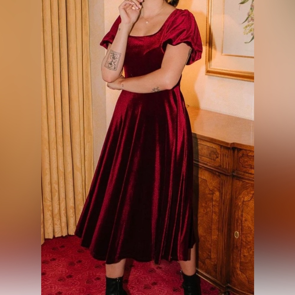 Ivy City Cleo Velvet Midi Dress In Wine